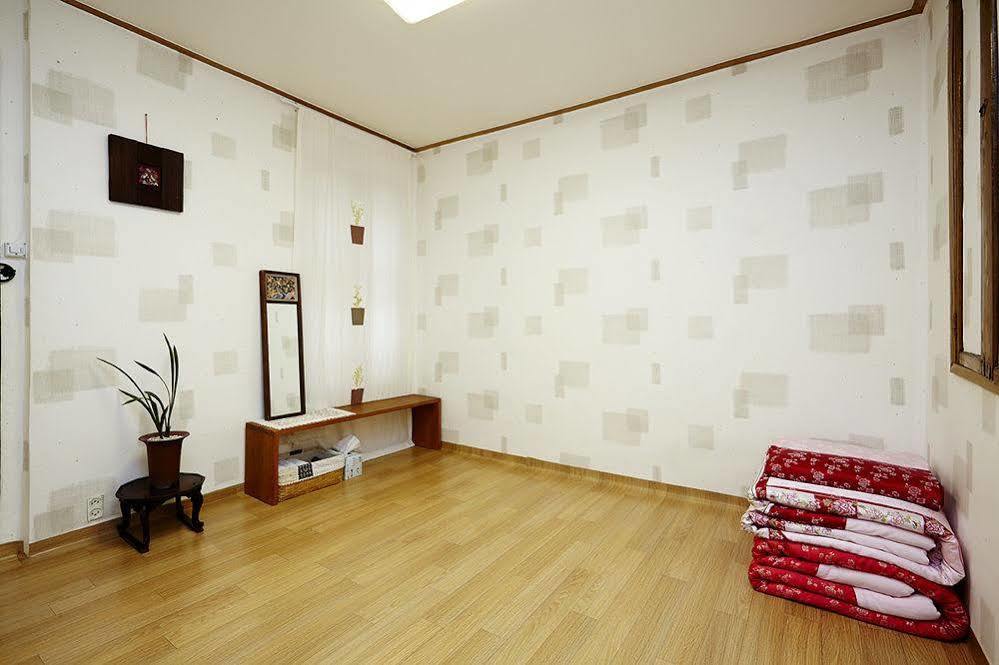 Vine Hanok Guesthouse Seoul Bagian luar foto